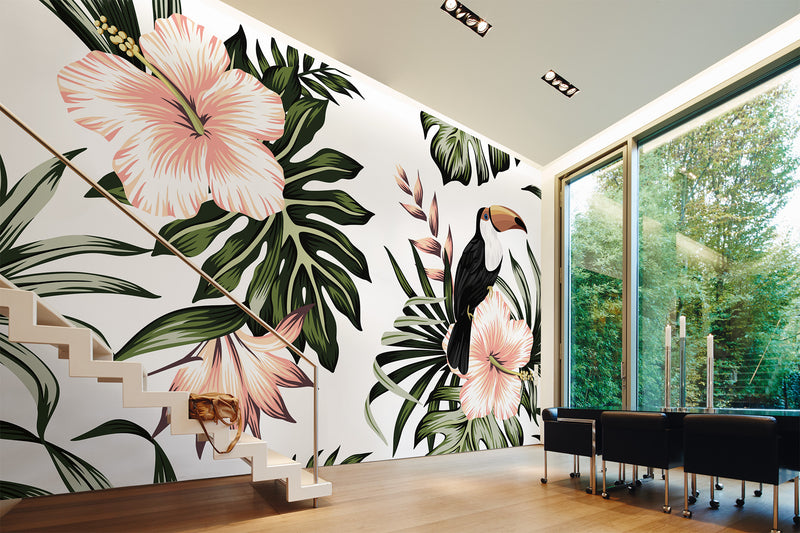 soggiorno valorizzato da una bellissima carta da parati di design con fiori esotici rosa, foglie giganti e un bellissimo tucano.