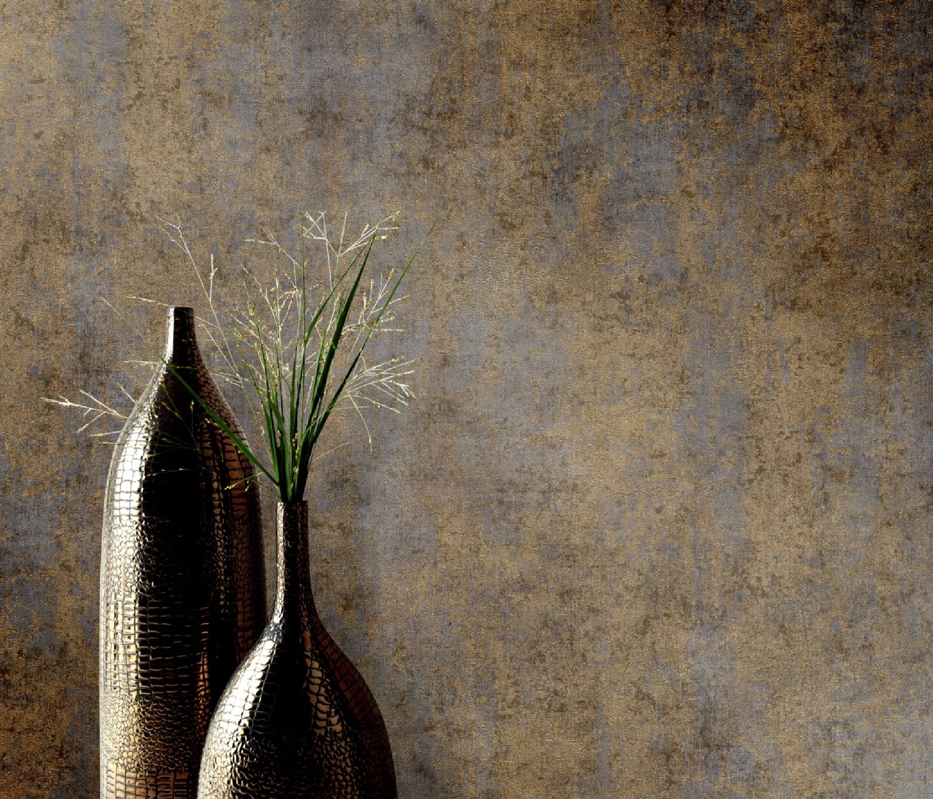 carta-da-parati-muro-materico-grigio-oro-ambientata