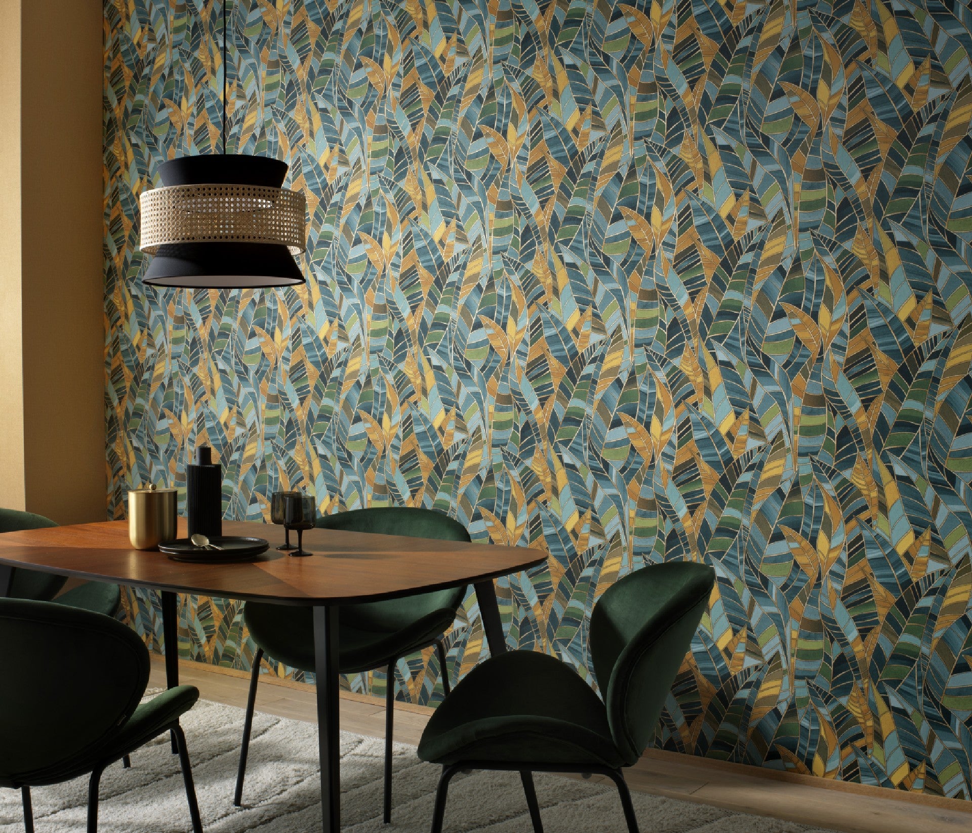 carta-da-parati-foglie-geometriche-verdi-oro-ambientata